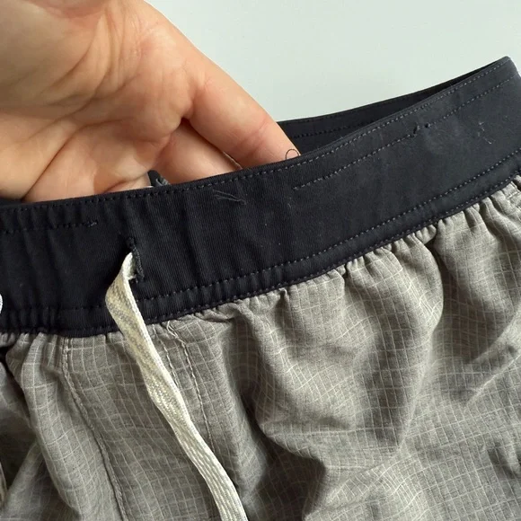Vuori Stockton Shorts Mens Medium M Compression Lined Running Gray Check Black - Picture 10 of 10